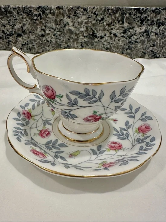 Vintage Royal Albert "Conway" Teacup and Saucer Set – Pink Roses, 22K Gold Trim - Picture 5 of 11